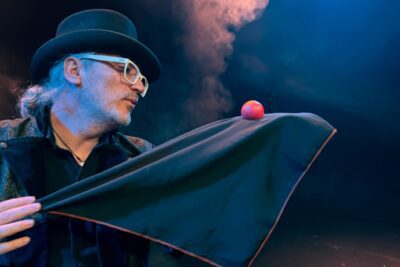 Imagen de 'Ahora lo ves' de Isaac Marian.