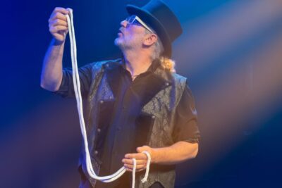 Imagen de 'Ahora lo ves' de Isaac Marian.