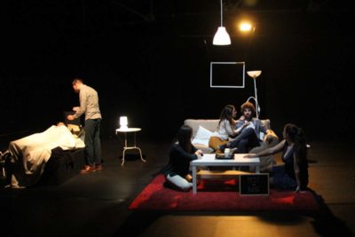 Imagen del espectáculo teatral 'Bajo la alfombra' en Nave 73