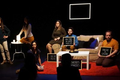 Imagen del espectáculo teatral 'Bajo la alfombra' en Nave 73