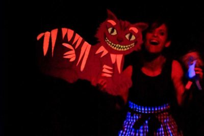 Imagen 3 de Alicia en el país de las maravillas, de La maleta de los cuentos, en la sala OFF Latina