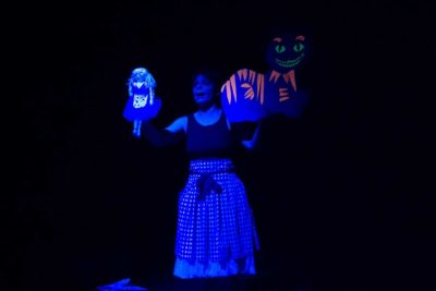 Imagen 4 de Alicia en el país de las maravillas, de La maleta de los cuentos, en la sala OFF Latina