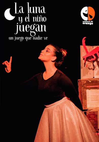 La luna y el niño juegan un juego que nadie ve