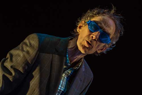 ¿Cómo se vería, y nos vería, el mundo con las gafas ‘Intensamente azules’ de Juan Mayorga?
