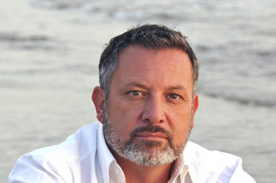 Juan García Larrondo: “Tenemos teatro y amor de sobra para intentar salvarnos”