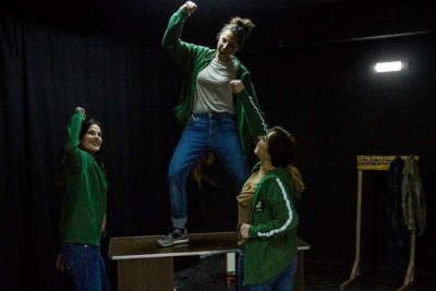 Imagen del espectáculo teatral 'La Plaga' en el Teatro del Barrio