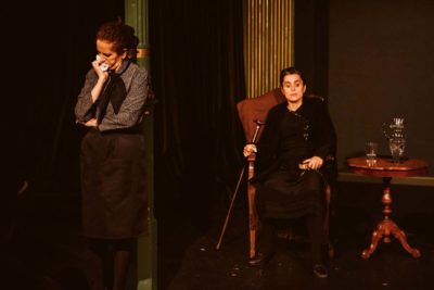 Imagen del espectáculo teatral 'Bernarda y Poncia' en el Teatro Lara