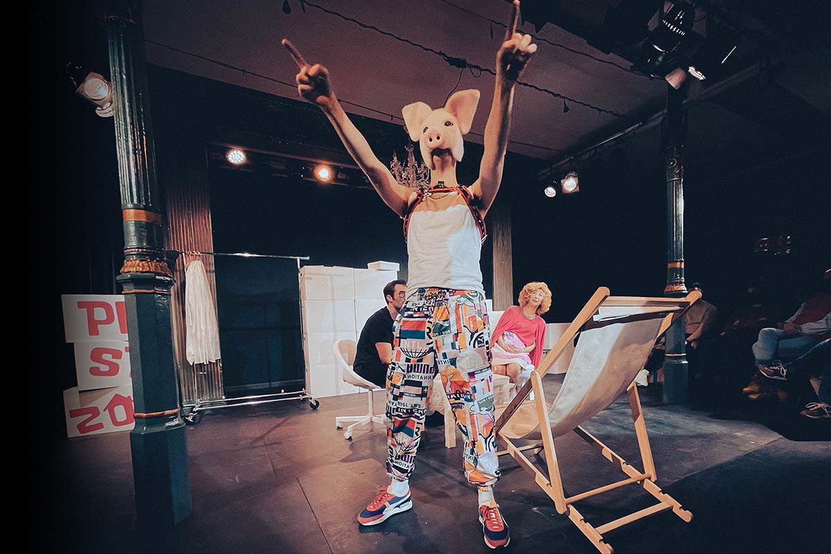 Imagen del espectáculo teatral 'Pisazo!' en el Teatro Lara