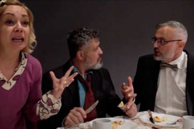 Imagen de Kvetch de Álvaro Guerrero en el Teatro Alfil