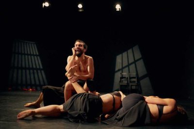 Imagen de Besta de Victoria P. Mirando en los Teatros del Canal