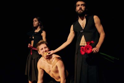 Imagen de Besta de Victoria P. Mirando en los Teatros del Canal