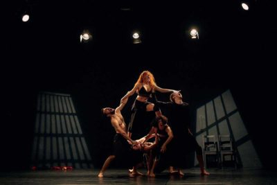 Imagen de Besta de Victoria P. Mirando en los Teatros del Canal
