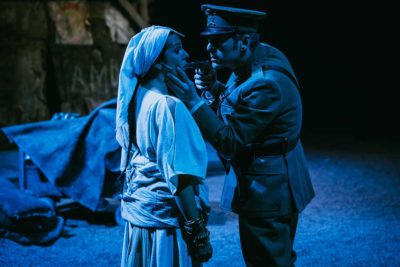 Imagen de Rif (de piojos y gas mostaza) de Mariano Llorente y Laila Ripoll en el Teatro Valle-Inclán