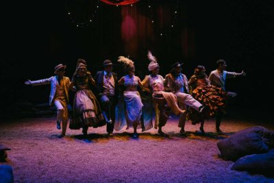 Imagen de Rif (de piojos y gas mostaza) de Mariano Llorente y Laila Ripoll en el Teatro Valle-Inclán