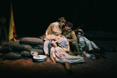 Imagen de Rif (de piojos y gas mostaza) de Mariano Llorente y Laila Ripoll en el Teatro Valle-Inclán