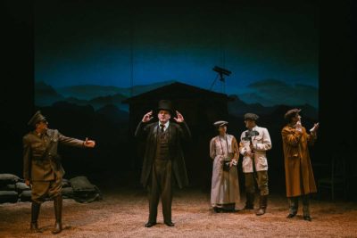 Imagen de Rif (de piojos y gas mostaza) de Mariano Llorente y Laila Ripoll en el Teatro Valle-Inclán