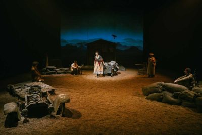 Imagen de Rif (de piojos y gas mostaza) de Mariano Llorente y Laila Ripoll en el Teatro Valle-Inclán