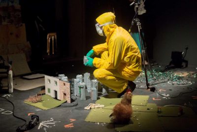 Imagen del espectáculo teatral 'Excalibur y otras historias de animales muertos' en el Teatro del Barrio