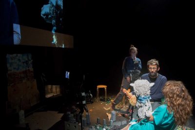 Imagen del espectáculo teatral 'Excalibur y otras historias de animales muertos' en el Teatro del Barrio