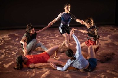 Imagen de Contre-jour de Alexander Vantournhout / not standing en los Teatros del Canal