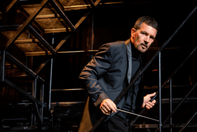 Imagen de la obra 'Company, el musical' protagonizado por Antonio Banderas