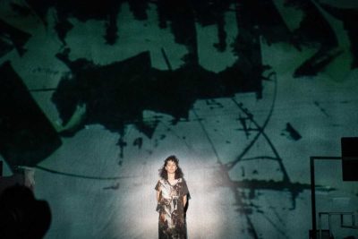 Imagen de Antígona in Molenbeek + Tiresias de Guy Cassiers en los Teatros del Canal