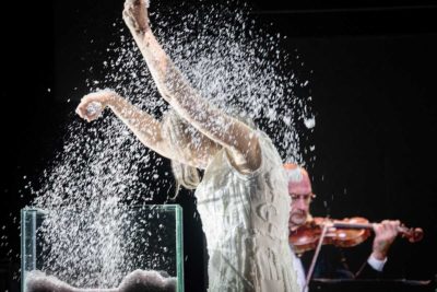 Imagen de Antígona in Molenbeek + Tiresias de Guy Cassiers en los Teatros del Canal