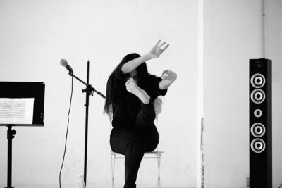 Imagen del espectáculo teatral 'Y todavía somos' de Julia Nicolau