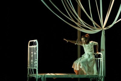 Imagen de Perro royendo hueso de Laura Garmo en El Umbral de Primavera