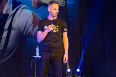 imagen de la obra 'David Cepo: No cruces los brazos'