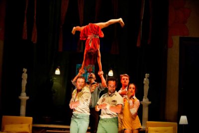 Imagen de 'A deer in the headlights' de Cirque Le Roux