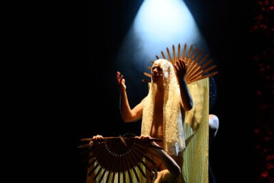 Imagen de escena de Las coplas con pan(k) saben mejor.