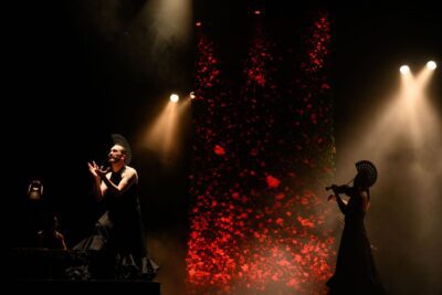 Imagen de escena de Las coplas con pan(k) saben mejor.