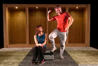 Imagen del espectáculo teatral 'El mueble' en el Teatro Lara