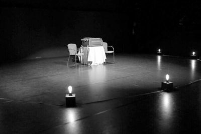 Imagen del espectáculo teatral 'Demasiado joven para ser viuda' en el Teatro Nueve Norte