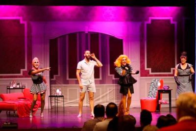 Imagen de 'Con la poli en los tacones' de Víctor Páez