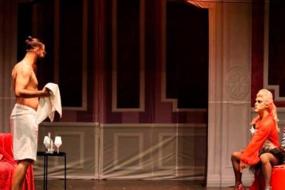 Imagen de 'Con la poli en los tacones' de Víctor Páez