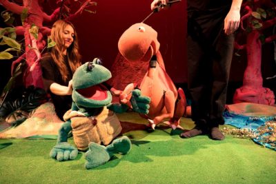 Imagen de 'Una rana y los dinos' de Irene Soler