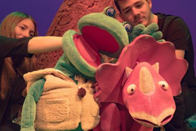 Imagen de 'Una rana y los dinos' de Irene Soler