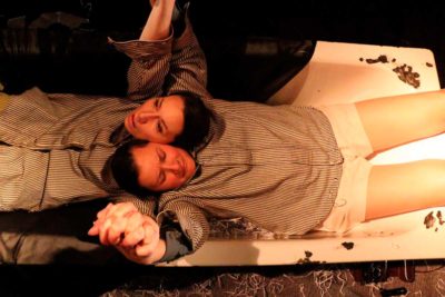 Imagen del espectáculo teatral 'Fotografía de una mujer delante de una casa' en el Teatro del Barrio