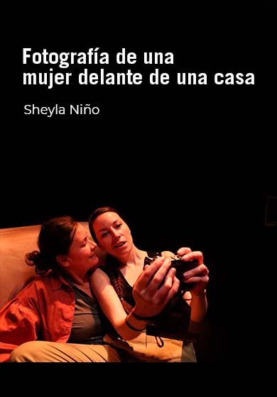 Fotografía de una mujer delante de una casa