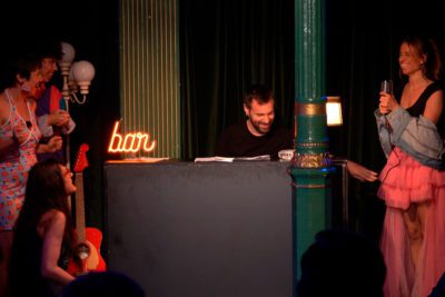 Imagen del espectáculo teatral 'Me lo dijeron mil veces' en el Teatro Lara