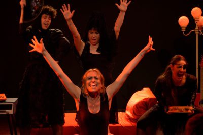 Imagen del espectáculo teatral 'Me lo dijeron mil veces' en el Teatro Lara