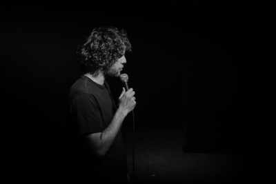 Imagen del espectáculo teatral 'Artesanal' de Nicolás de Tracy en el Teatro Fígaro Adolfo Marsillach