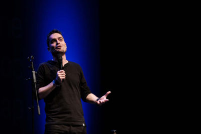 Imagen del espectáculo teatral de Ález Clavero: La nueva normalidad en el Teatro Capitol Gran Vía