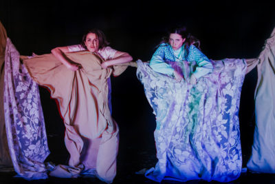 Imagen del espectáculo teatral 'Particulares y patios' en Nave 73