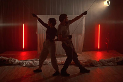 Imagen del espectáculo teatral 'Particulares y patios' en Nave 73