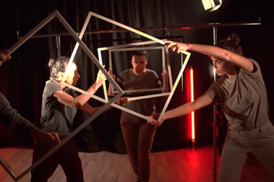 Imagen del espectáculo teatral 'Particulares y patios' en Nave 73