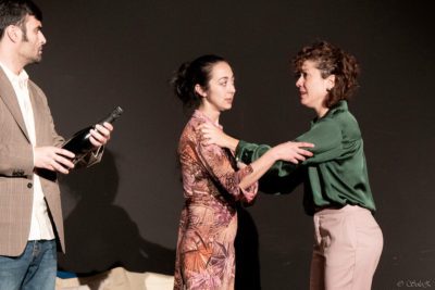 Imagen del espectáculo teatral 'un pequeño asesinato sin consecuencias' en el Teatro Lara
