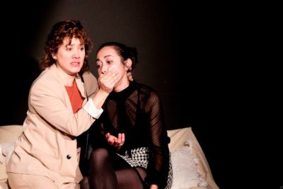 Imagen del espectáculo teatral 'un pequeño asesinato sin consecuencias' en el Teatro Lara